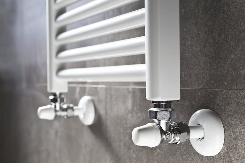 Eine Heizung an einer grauen Wand